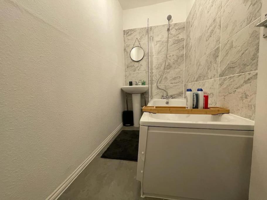 Beautiful 2 Bedroom On Tower Bridge Apartment