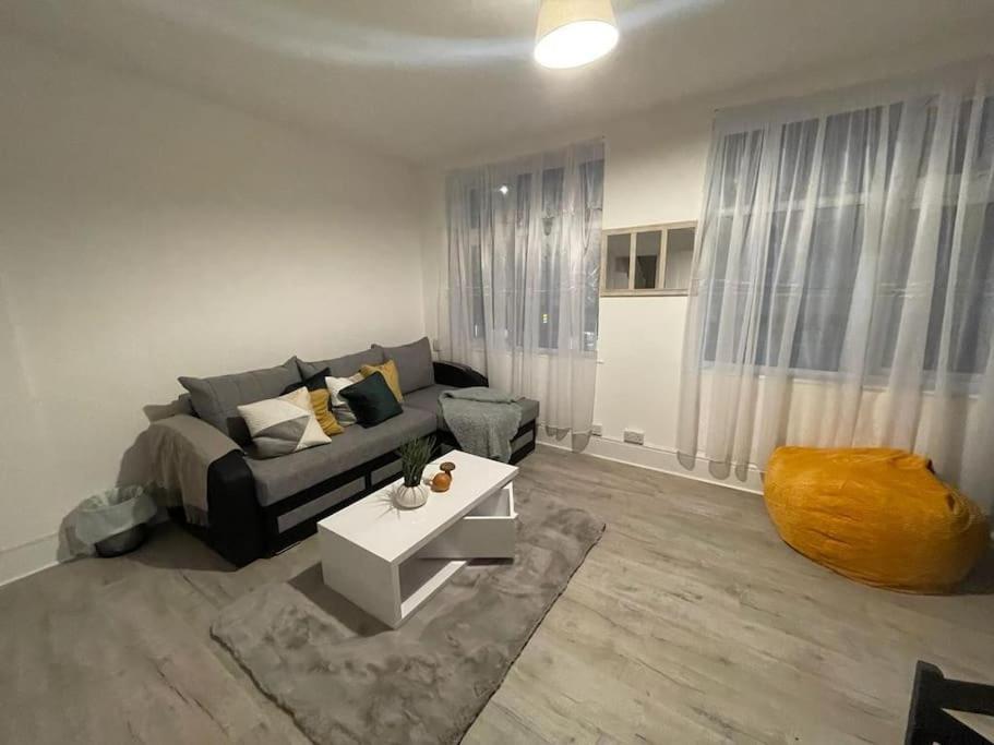 Beautiful 2 Bedroom On Tower Bridge Apartment *