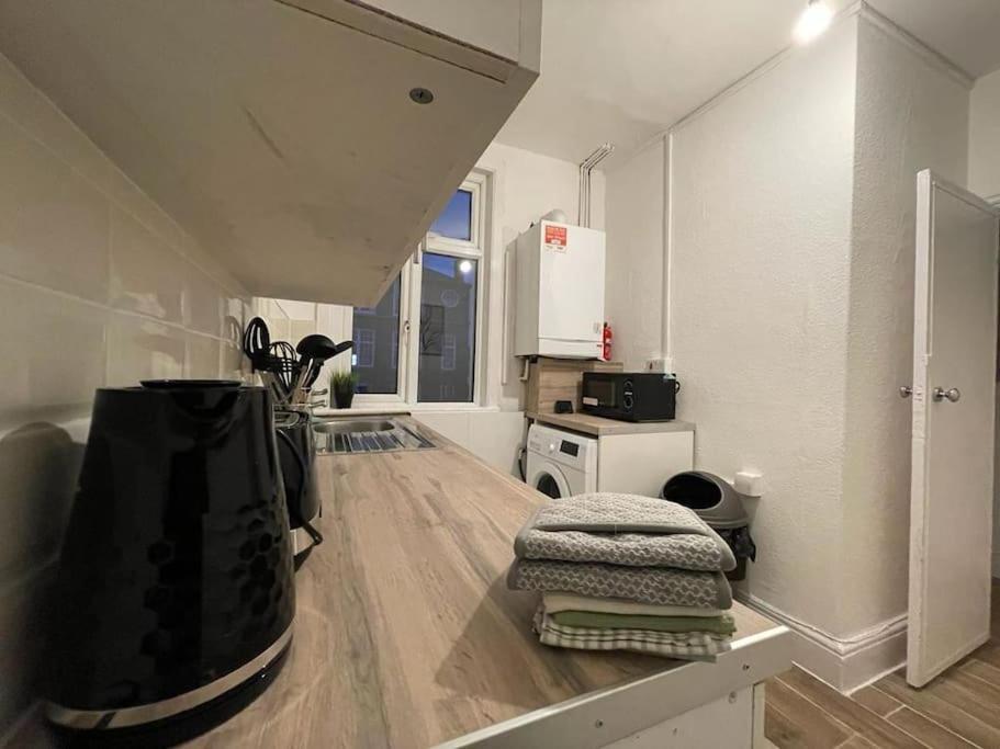 Beautiful 2 Bedroom On Tower Bridge Apartment