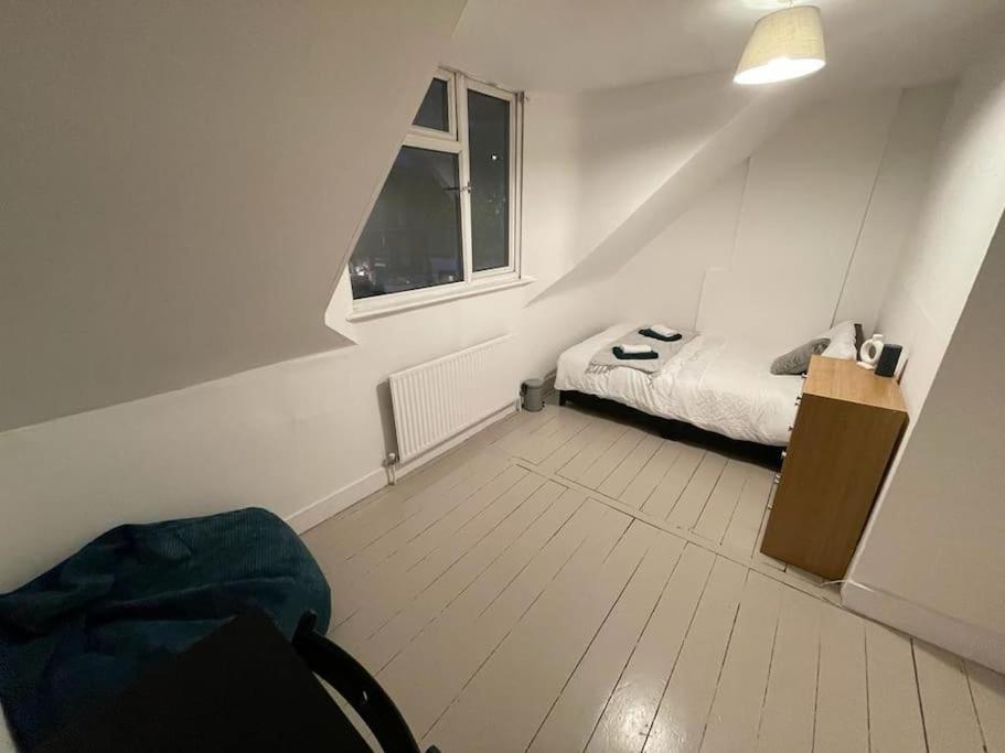 Beautiful 2 Bedroom On Tower Bridge Apartment London